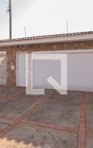 Casa para alugar com 261m², 5 quartos e 3 vagasFachada