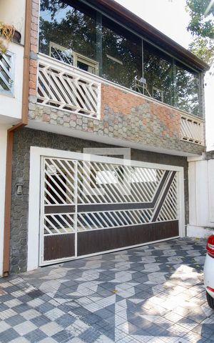 Casa à venda com 222m², 3 quartos e 2 vagas Casa à venda com 222m², 3 quartos e 2 vagasFachada