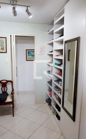 Casa à venda com 222m², 3 quartos e 2 vagas Casa à venda com 222m², 3 quartos e 2 vagasCloset da suíte 2