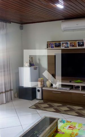 Casa à venda com 222m², 3 quartos e 2 vagas Casa à venda com 222m², 3 quartos e 2 vagasSala de TV