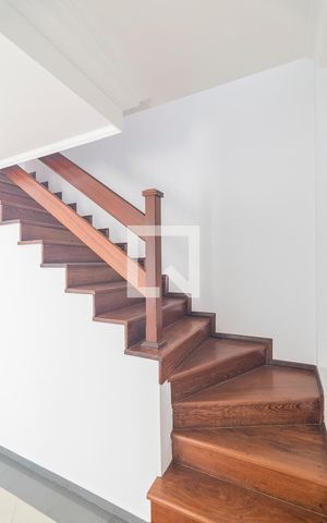 Casa à venda com 163m², 3 quartos e 3 vagas Casa à venda com 163m², 3 quartos e 3 vagasEscada