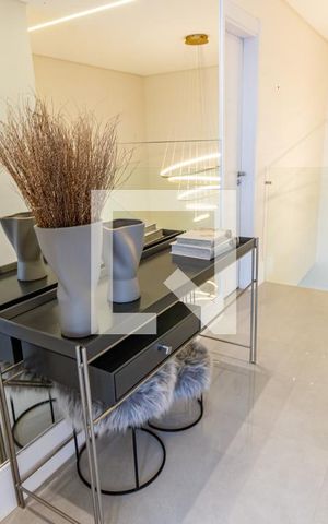 Apartamento à venda com 230m², 4 quartos e 3 vagas Apartamento à venda com 230m², 4 quartos e 3 vagasEscada e Hall