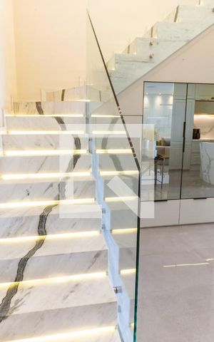Apartamento à venda com 230m², 4 quartos e 3 vagas Apartamento à venda com 230m², 4 quartos e 3 vagasEscada e Hall