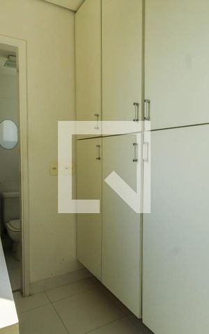 Apartamento à venda com 234m², 3 quartos e 4 vagas Apartamento à venda com 234m², 3 quartos e 4 vagasQuarto de Serviço