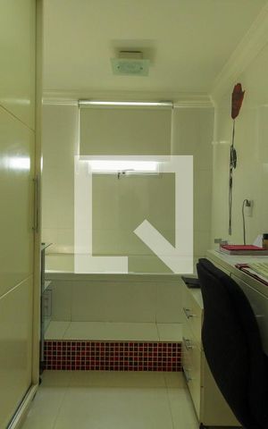 Apartamento à venda com 234m², 3 quartos e 4 vagas Apartamento à venda com 234m², 3 quartos e 4 vagasCloset + Banheira