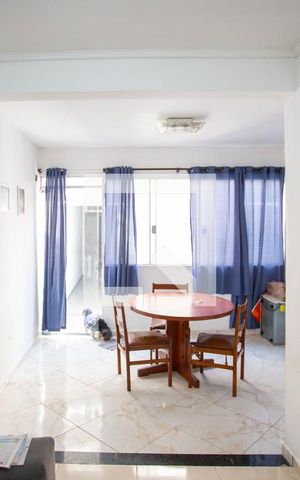 Casa à venda com 200m², 8 quartos e 2 vagas Casa à venda com 200m², 8 quartos e 2 vagasSala de TV Casa 2