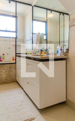 Apartamento à venda com 323m², 4 quartos e 3 vagasBanheiro 2