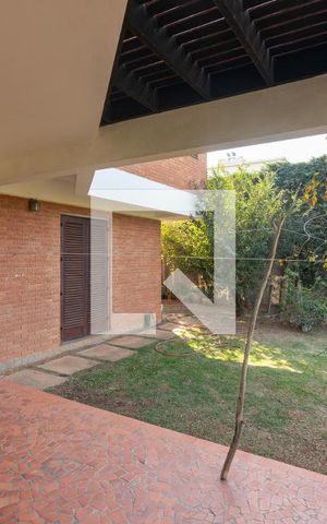 Casa para alugar com 640m², 8 quartos e 4 vagas Casa para alugar com 640m², 8 quartos e 4 vagasQuintal