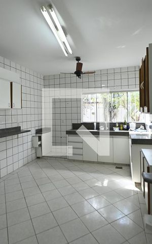 Casa à venda com 300m², 4 quartos e 7 vagasCozinha
