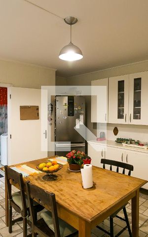 Casa à venda com 169m², 4 quartos e 2 vagas Casa à venda com 169m², 4 quartos e 2 vagasCozinha