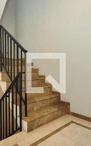 Casa à venda com 405m², 3 quartos e 3 vagas Casa à venda com 405m², 3 quartos e 3 vagasEscada