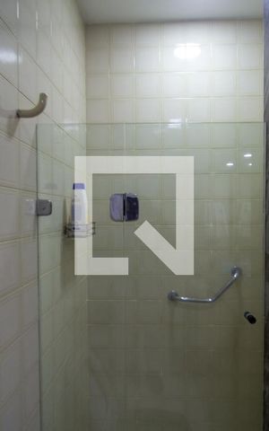 Apartamento à venda com 229m², 4 quartos e 3 vagas Apartamento à venda com 229m², 4 quartos e 3 vagasBanheiro da Suíte