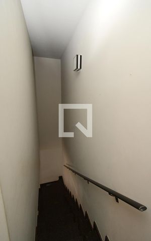 Casa de condomínio à venda com 96m², 3 quartos e 2 vagasEscada