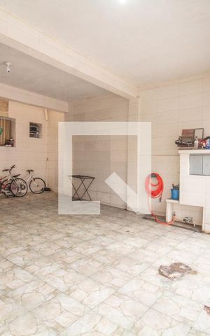 Casa à venda com 200m², 2 quartos e 2 vagas Casa à venda com 200m², 2 quartos e 2 vagasAmpla garagem