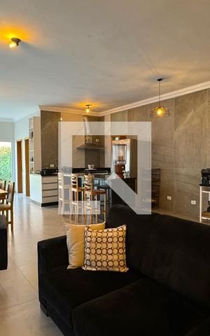 Casa de condomínio à venda com 244m², 4 quartos e 4 vagasSala