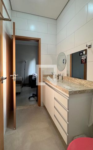 Casa de condomínio à venda com 244m², 4 quartos e 4 vagasBanheiro 3