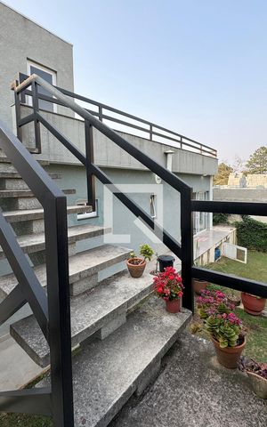 Casa de condomínio à venda com 244m², 4 quartos e 4 vagasEscada