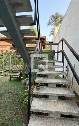 Casa de condomínio à venda com 244m², 4 quartos e 4 vagasEscada