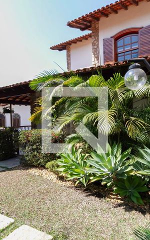 Casa à venda com 498m², 5 quartos e 3 vagas Casa à venda com 498m², 5 quartos e 3 vagasFachada