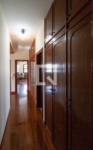 Casa à venda com 498m², 5 quartos e 3 vagas Casa à venda com 498m², 5 quartos e 3 vagasCorredor