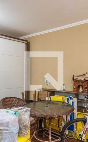 Casa à venda com 230m², 4 quartos e 2 vagasSala/Quarto - casa fundos