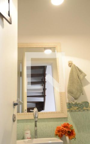 Casa de condomínio à venda com 250m², 4 quartos e 2 vagasLavabo