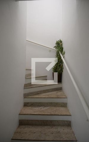 Casa de condomínio à venda com 250m², 4 quartos e 2 vagasEscada