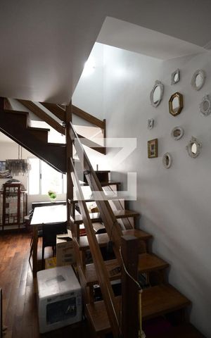 Casa de condomínio à venda com 250m², 4 quartos e 2 vagasEscada