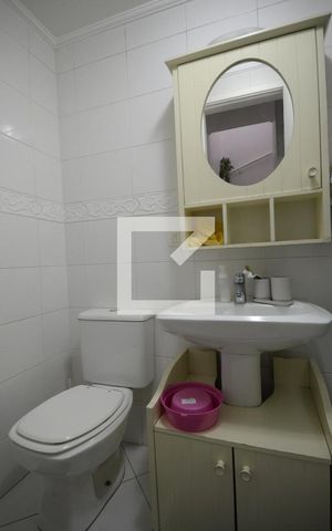 Casa de condomínio à venda com 250m², 4 quartos e 2 vagasLavabo