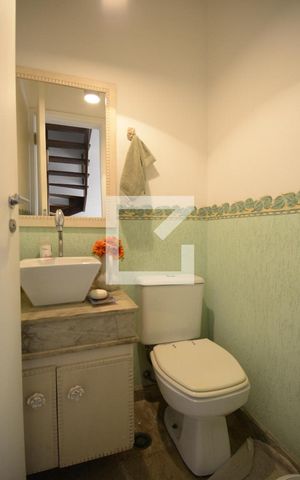 Casa de condomínio à venda com 250m², 4 quartos e 2 vagasLavabo