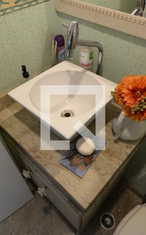 Casa de condomínio à venda com 250m², 4 quartos e 2 vagasLavabo