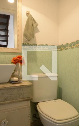 Casa de condomínio à venda com 250m², 4 quartos e 2 vagasLavabo
