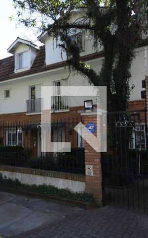 Casa de condomínio à venda com 250m², 4 quartos e 2 vagasFachada
