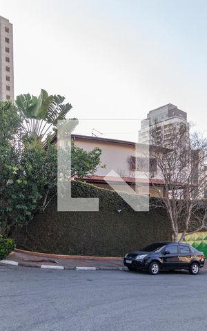 Casa à venda com 320m², 4 quartos e 6 vagasFachada