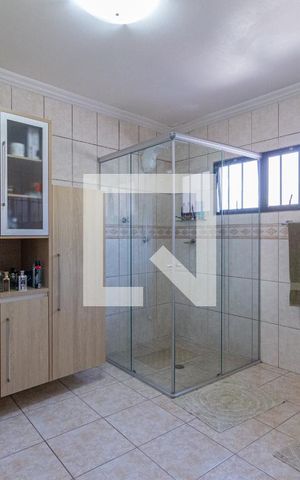 Casa à venda com 320m², 4 quartos e 6 vagasBanheiro da suíte