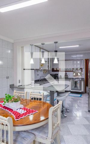 Casa à venda com 320m², 4 quartos e 6 vagasCozinha
