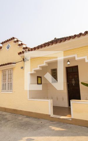 Casa à venda com 359m², 2 quartos e 2 vagas Casa à venda com 359m², 2 quartos e 2 vagasFachada