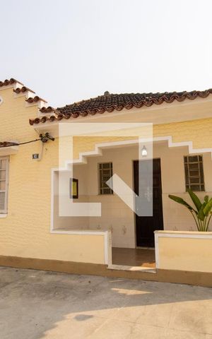 Casa à venda com 359m², 2 quartos e 2 vagas Casa à venda com 359m², 2 quartos e 2 vagasFachada