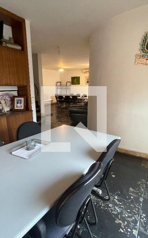 Casa à venda com 295m², 4 quartos e 4 vagas Casa à venda com 295m², 4 quartos e 4 vagasSala