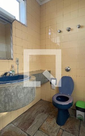 Casa à venda com 295m², 4 quartos e 4 vagas Casa à venda com 295m², 4 quartos e 4 vagasBanheiro 2