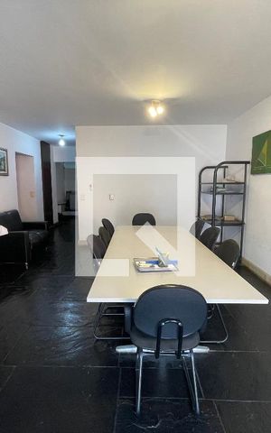 Casa à venda com 295m², 4 quartos e 4 vagas Casa à venda com 295m², 4 quartos e 4 vagasSala