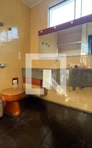 Casa à venda com 295m², 4 quartos e 4 vagas Casa à venda com 295m², 4 quartos e 4 vagasBanheiro 4
