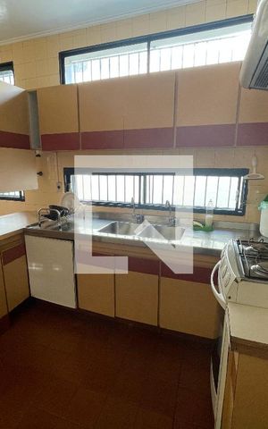 Casa à venda com 295m², 4 quartos e 4 vagas Casa à venda com 295m², 4 quartos e 4 vagasCozinha