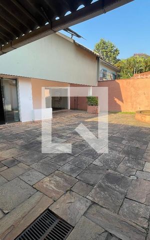 Casa à venda com 295m², 4 quartos e 4 vagas Casa à venda com 295m², 4 quartos e 4 vagasQuintal