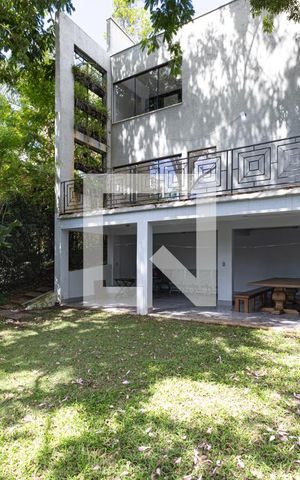 Casa de condomínio à venda com 240m², 3 quartos e 2 vagas Casa de condomínio à venda com 240m², 3 quartos e 2 vagasÁrea comum - Quintal