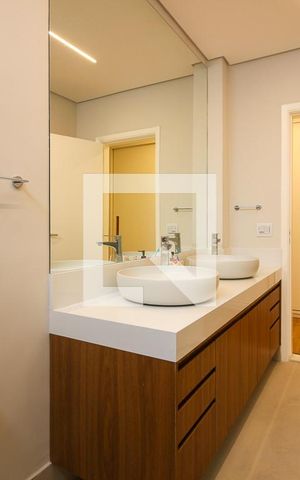 Apartamento à venda com 243m², 3 quartos e 2 vagas Apartamento à venda com 243m², 3 quartos e 2 vagasBanheiro da Suíte