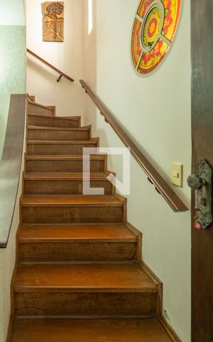 Casa à venda com 165m², 3 quartos e 3 vagas Casa à venda com 165m², 3 quartos e 3 vagasEscada
