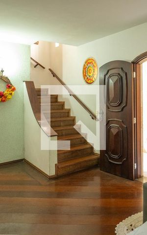 Casa à venda com 165m², 3 quartos e 3 vagas Casa à venda com 165m², 3 quartos e 3 vagasSala