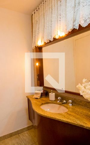 Casa à venda com 305m², 3 quartos e 3 vagas Casa à venda com 305m², 3 quartos e 3 vagasLavabo