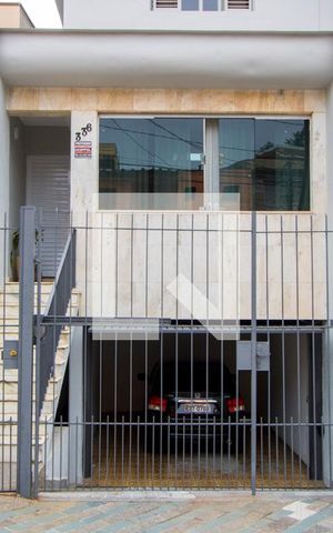 Casa à venda com 305m², 3 quartos e 3 vagas Casa à venda com 305m², 3 quartos e 3 vagasFachada
